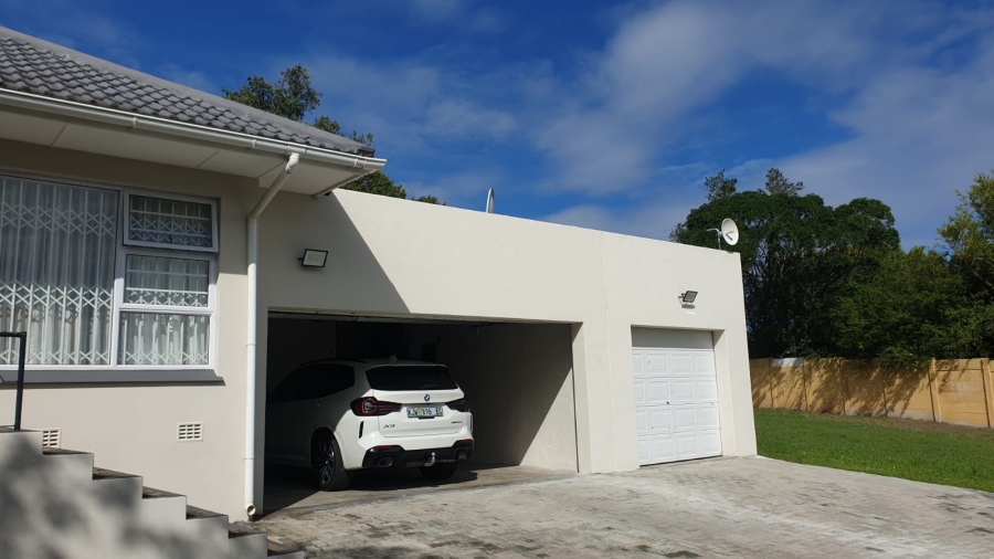 To Let 4 Bedroom Property for Rent in Beacon Bay Eastern Cape